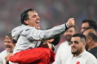 Il ct Montella festeggia con i suoi giocatori il passaggio della Turchia ai quarti di finale di Euro 2024