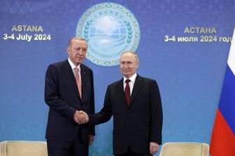 Stretta di mano tra Erdogan e Putin