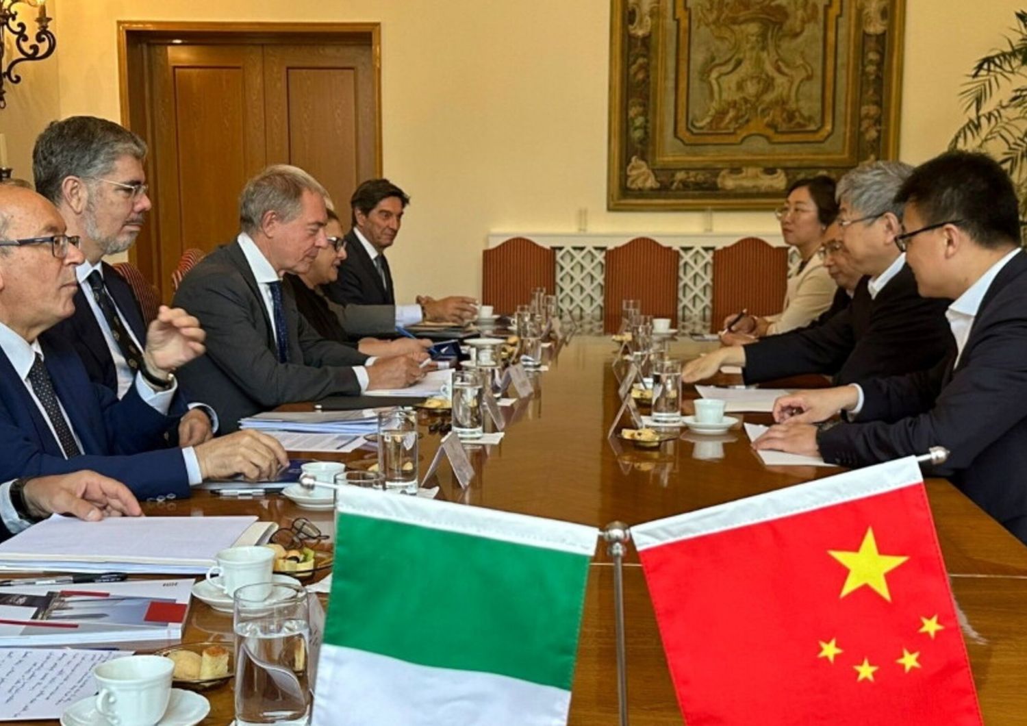 Le ministre italien du 'Made in Italy', Adolfo Urso, à Pekin avec l'Ambassadeur italien en Chine, Massimo Ambrosetti et la délégation chinoise