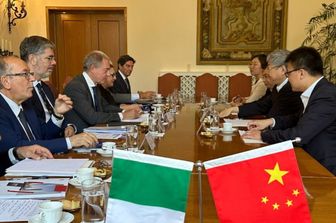 Le ministre italien du 'Made in Italy', Adolfo Urso, à Pekin avec l'Ambassadeur italien en Chine, Massimo Ambrosetti et la délégation chinoise