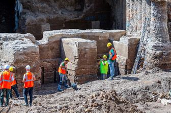 il portico di caligola emerso da scavi giubileo piazza pia roma