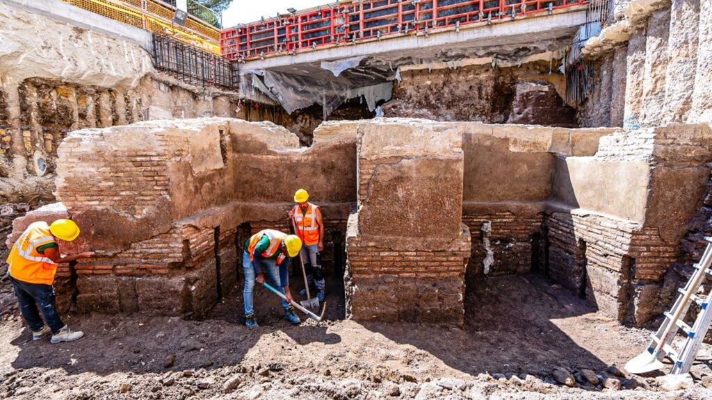 Prima la fullonica e ora il portico di Caligola, nuove sorprese dagli scavi di piazza Pia