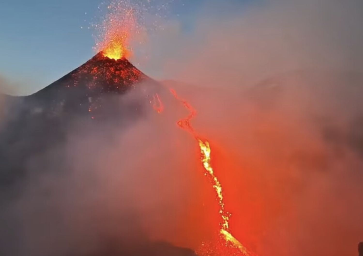 eruttano attivita Etna e Stromboli