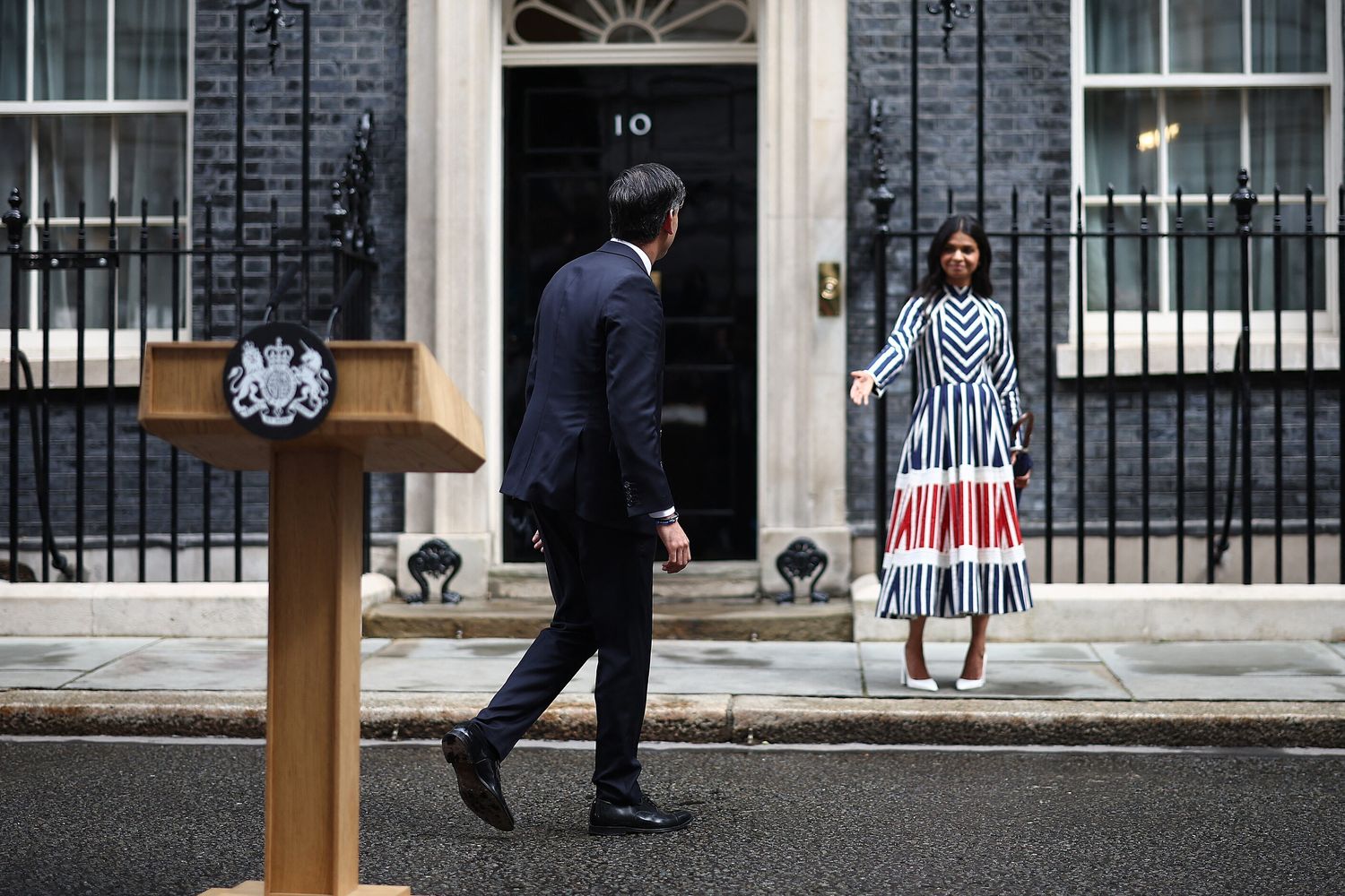 Sunak cammina verso la moglie dopo il discorso di congedo da Downing Street