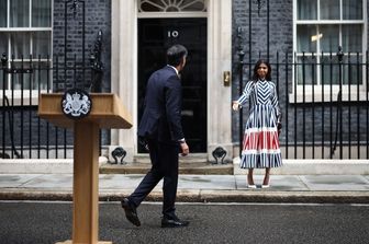 Sunak cammina verso la moglie dopo il discorso di congedo da Downing Street