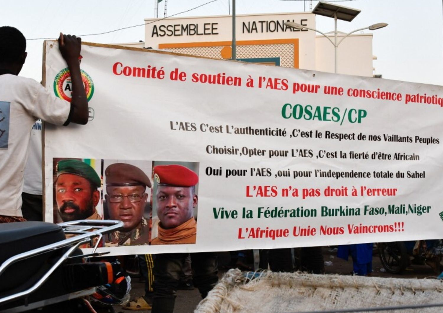 Les partisans de l'Alliance des États du Sahel (AES