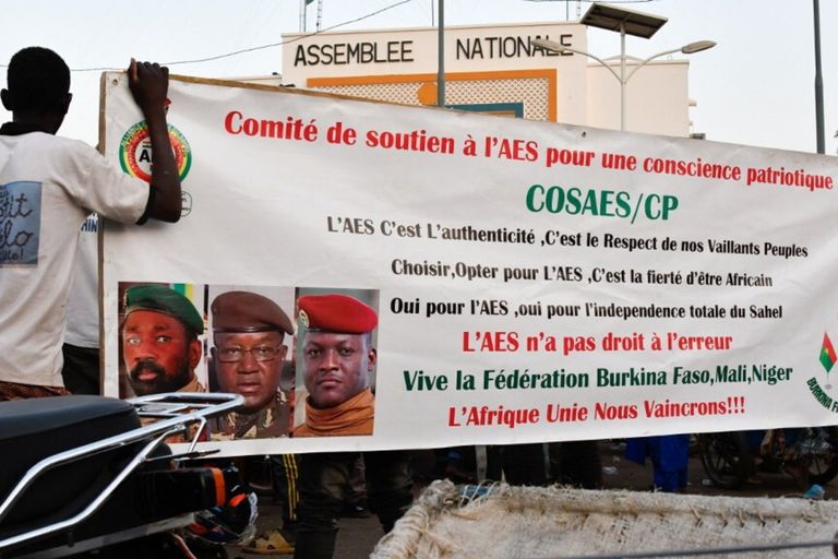 Les partisans de l'Alliance des États du Sahel (AES