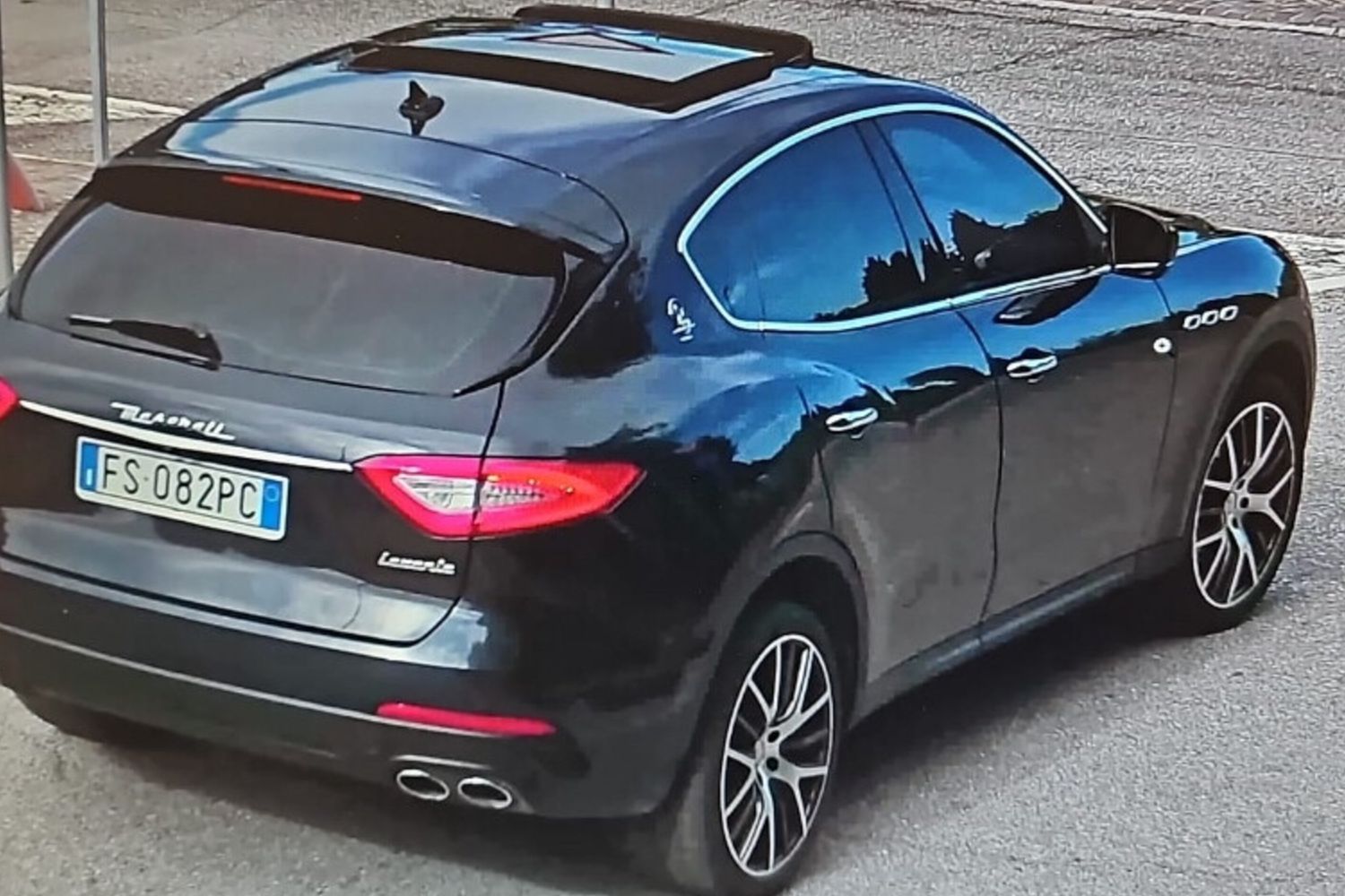 La Maserati di Giacomo Bozzoli la sera prima della fuga. Lo scatto della foto risale al 22 giugno, alle ore 17.47, a Soiano del Lago