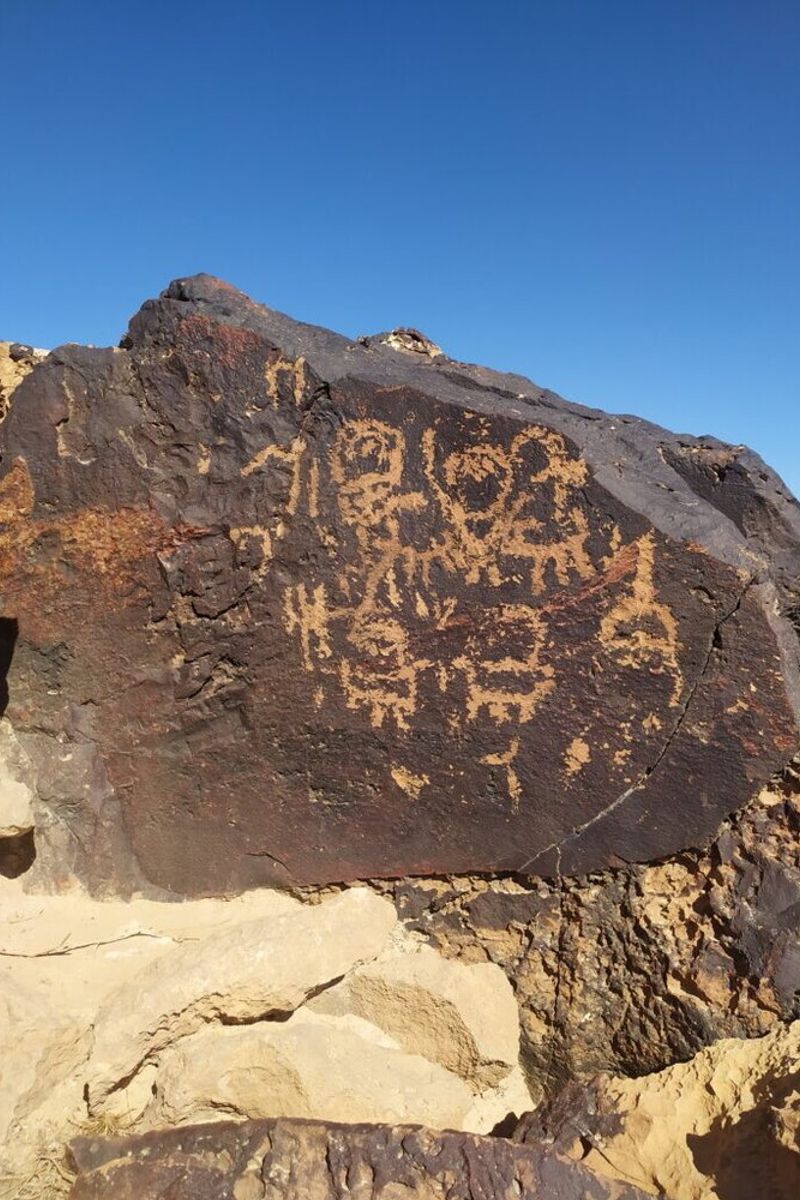 Petroglifi del Negev che mostrano forme astratte