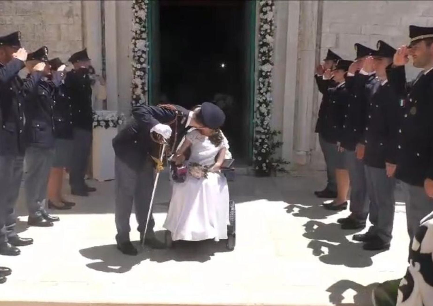 poliziotto sposa compagna malata di sma