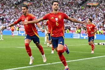 L'esultanza del 2-1 della Spagna sulla Germania di Mikel Merino