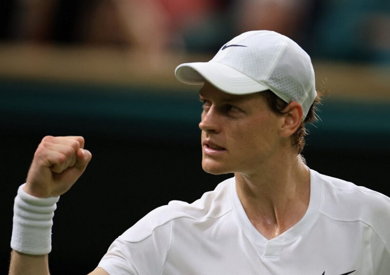 Jannik Sinner festeggia il passaggio agli ottavi di finale di Wimbledon