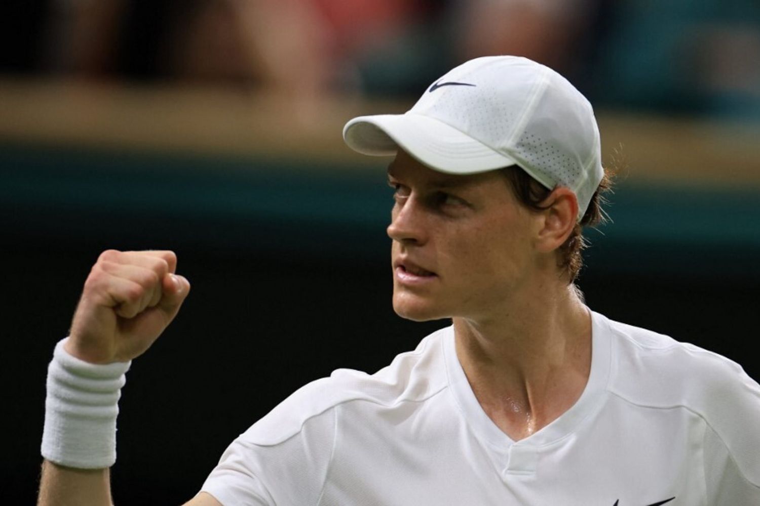 Jannik Sinner festeggia il passaggio agli ottavi di finale di Wimbledon
