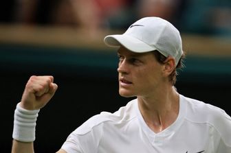Jannik Sinner festeggia il passaggio agli ottavi di finale di Wimbledon