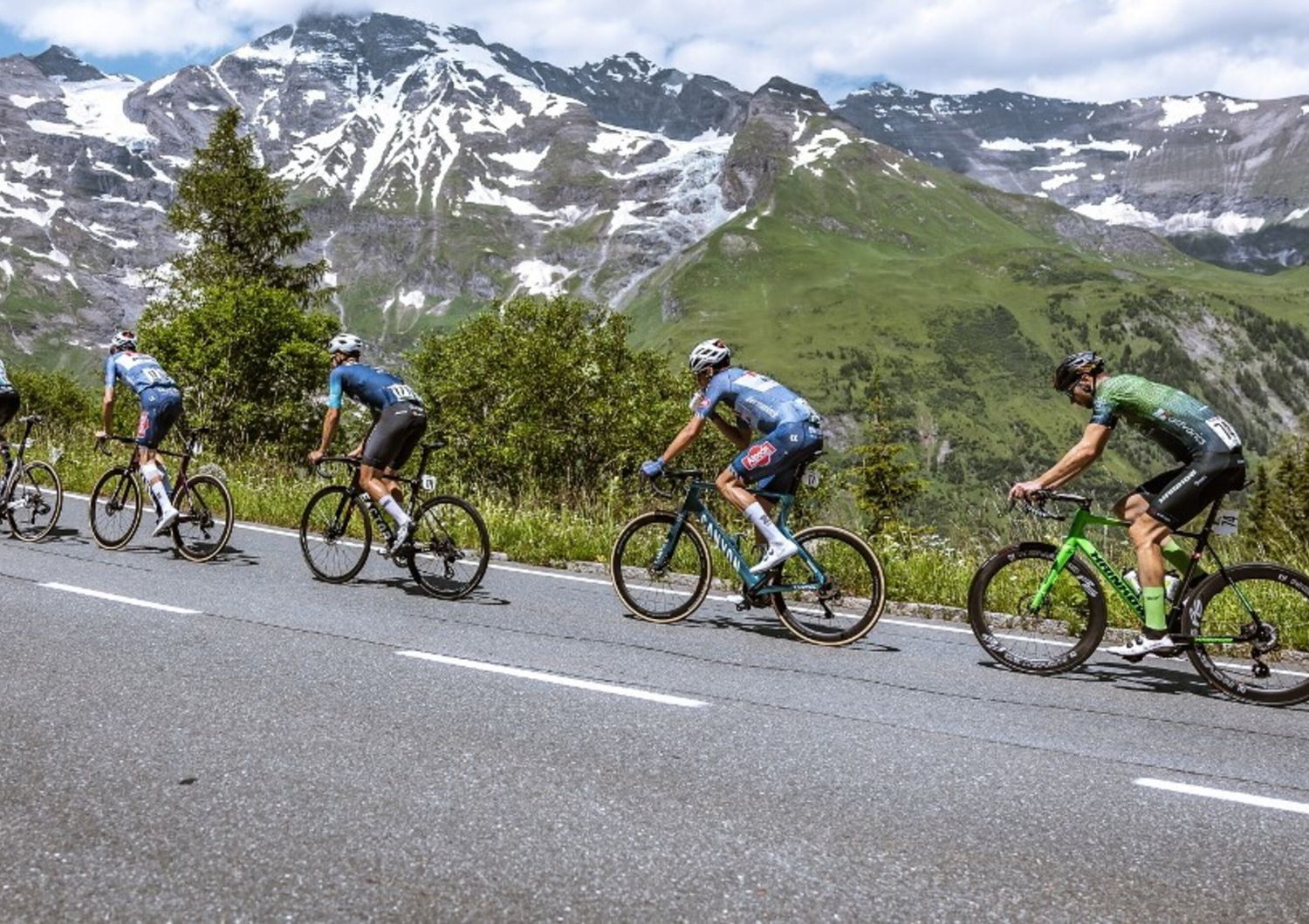 da sinistra, i ciclisti Samuele Zoccarato, Michael Gogl, Andre Drege, Oscar Riesebeek, e Jonas Rapp nel Giro d'Austria