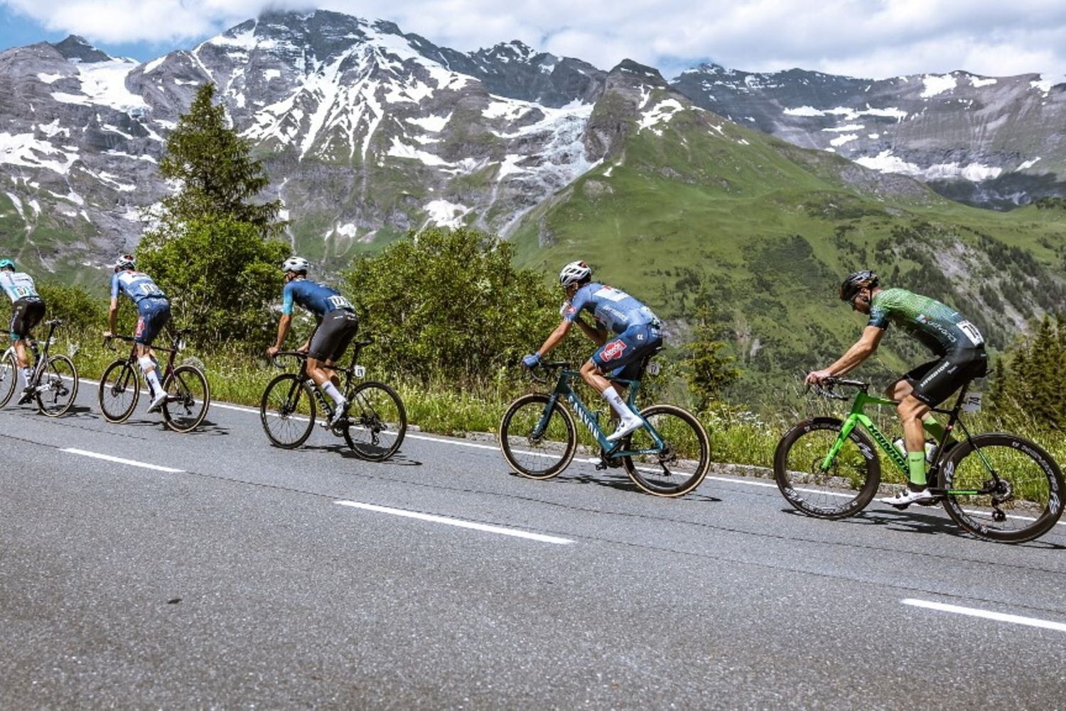 da sinistra, i ciclisti Samuele Zoccarato, Michael Gogl, Andre Drege, Oscar Riesebeek, e Jonas Rapp nel Giro d'Austria