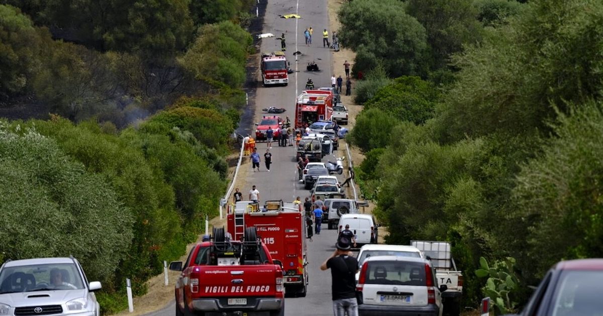 車がバイク集団に衝突、友人3人死亡、4人目は重体