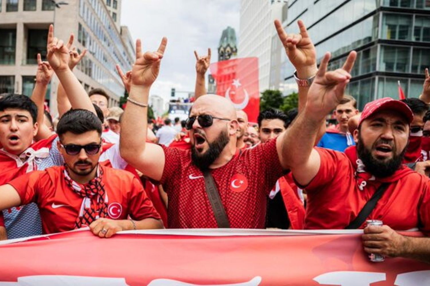 Il saluto dei Lupi Grigi dei tifosi turchi