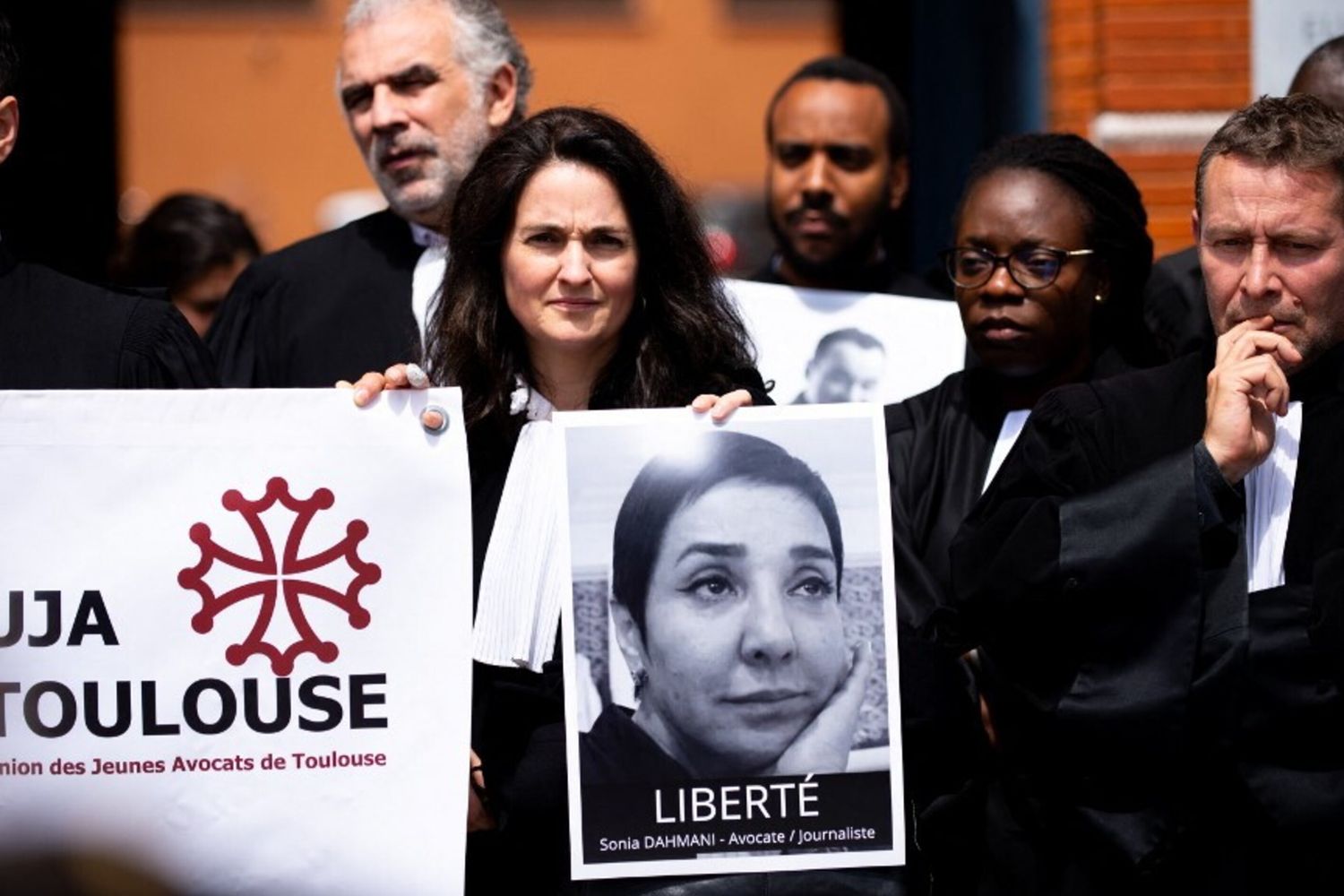 Raduno dell'Ordine degli avvocati di Tolosa davanti al consolato tunisino il 16 maggio 2024 dopo l'arresto di Sonia Dahmani (nel ritratto)