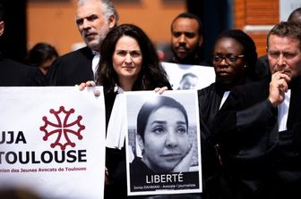 Raduno dell'Ordine degli avvocati di Tolosa davanti al consolato tunisino il 16 maggio 2024 dopo l'arresto di Sonia Dahmani (nel ritratto)