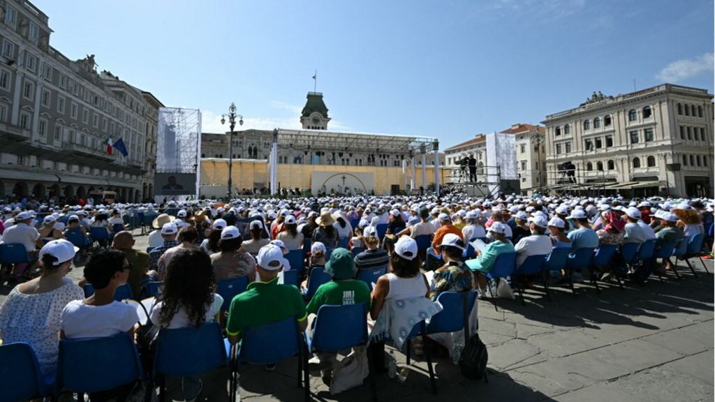 La messa del Papa in piazza a Trieste