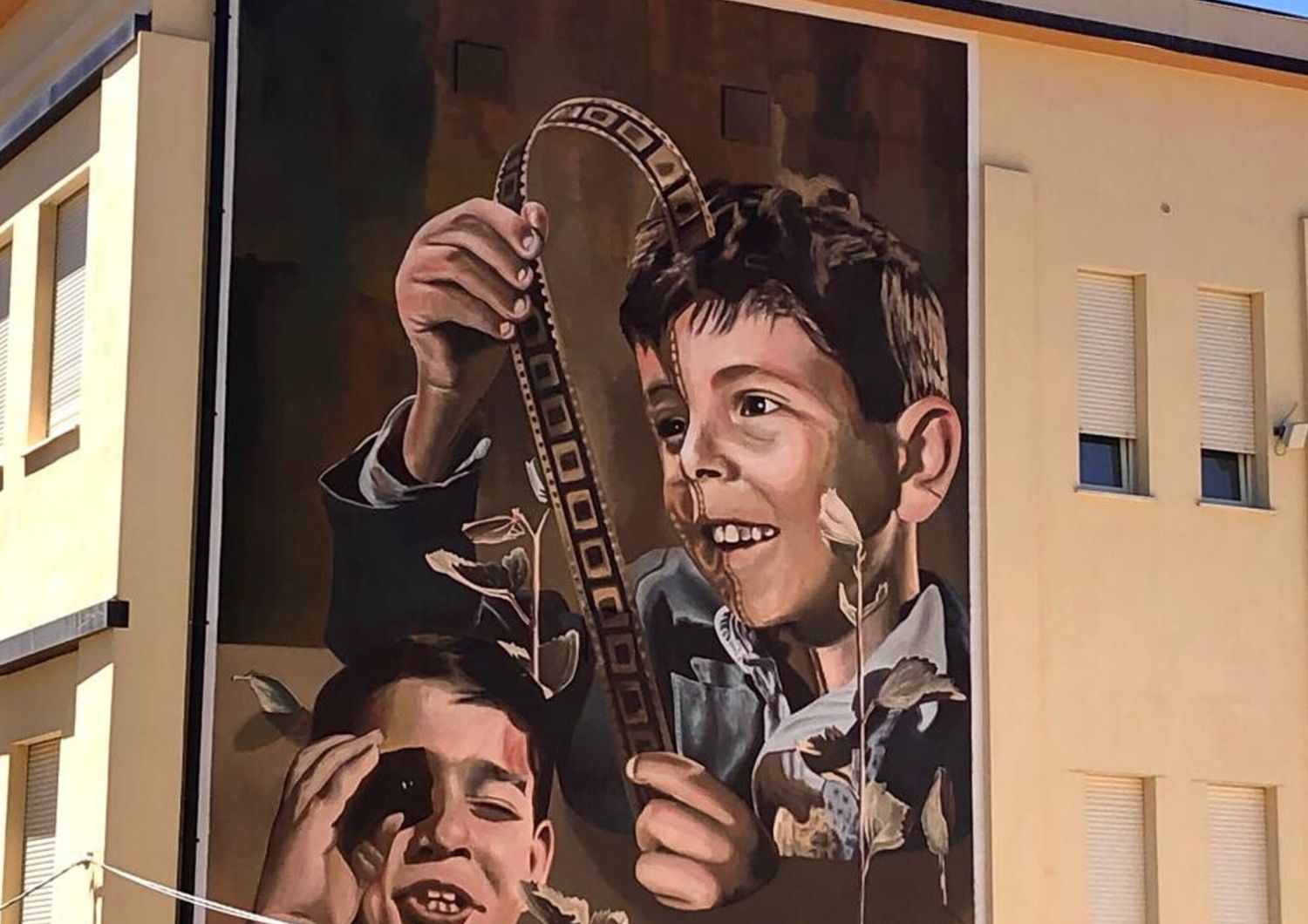 il cinema torna in sicilia sui muri delle case artisti street art