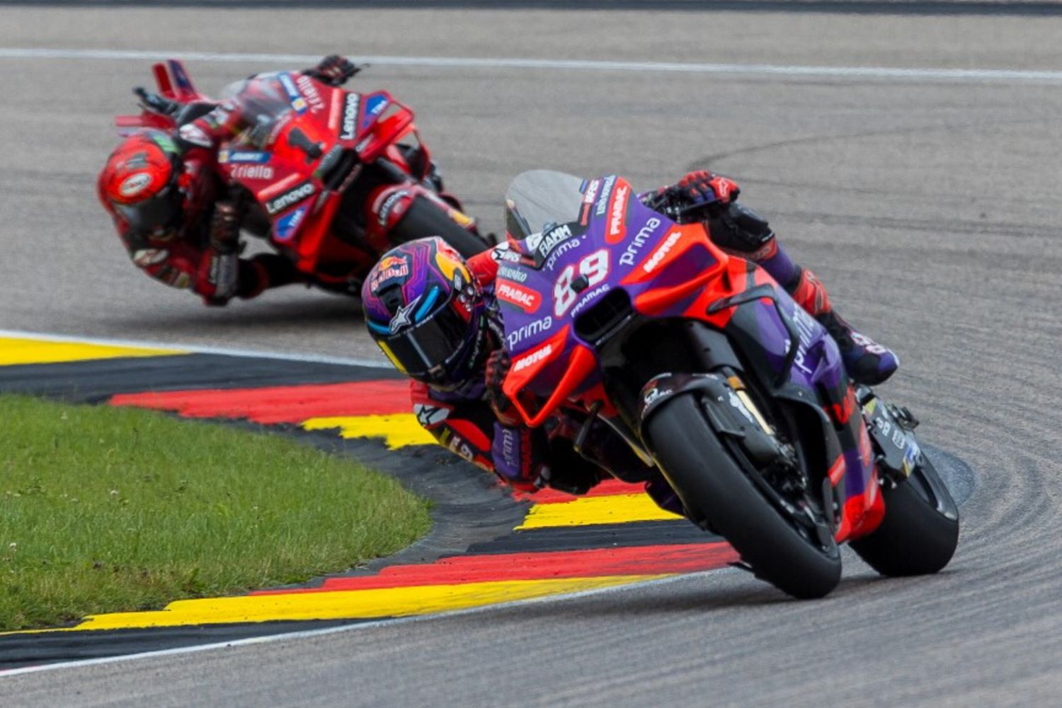 Jorge Martin davanti a Francesco Bagnaia, quando mancavano ancora dei giri alla fine della corsa