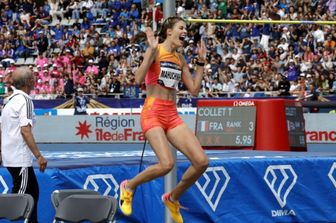 L'ucraina Yaroslava Mahuchikh esulta dopo aver battuto il record del mondo nel salto in alto femminile