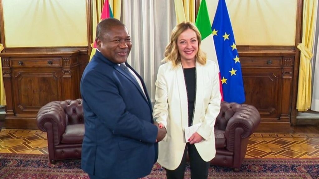 Le  président du Mozambique, Filipe Nyusi avec la Première Ministre italienne Giorgia Meloni