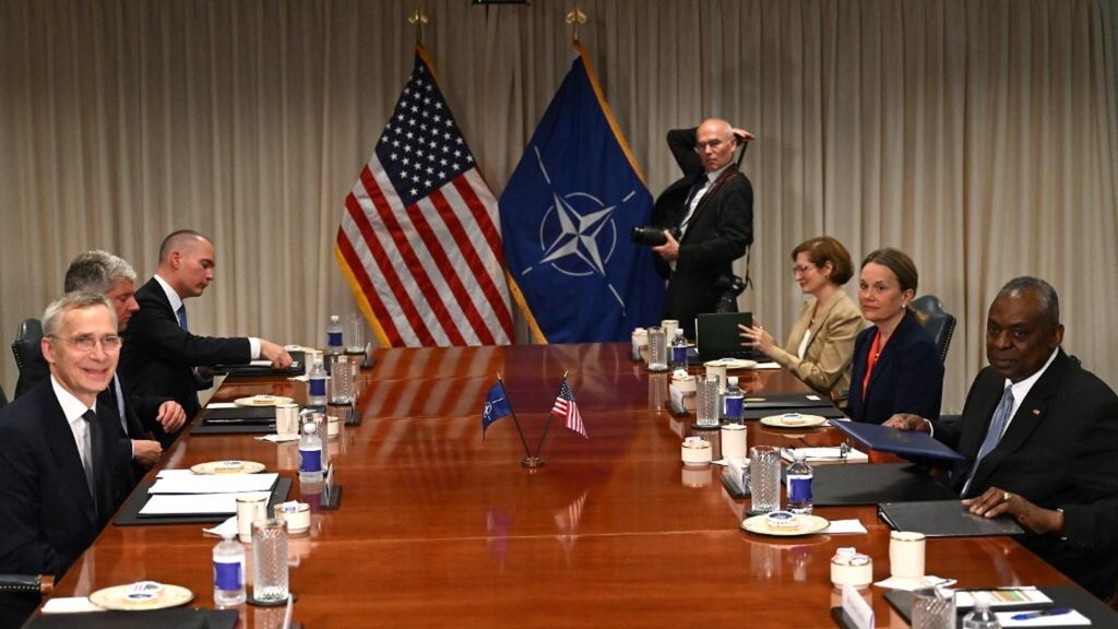 Le secrétaire américain à la Défense, Lloyd Austin avec e le secrétaire général de l'OTAN, Jens Stoltenberg