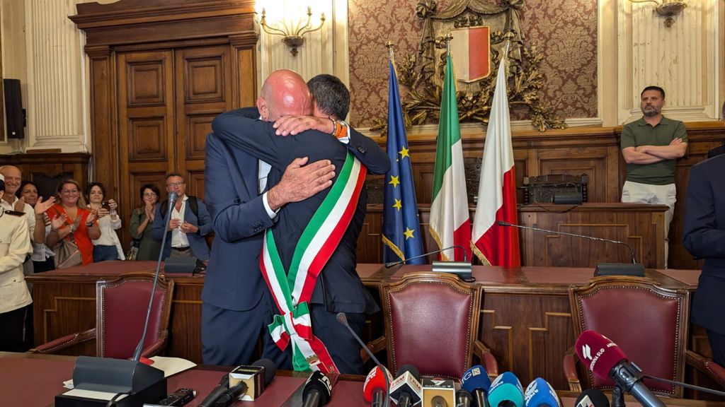 L'emozionante abbraccio tra Leccese e Decaro prima del passaggio della fascia tricolore