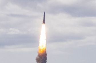 Il decollo del razzo vettore satellitare Ariane 6 dell'Agenzia Spaziale Europea (ESA) dalla sua rampa di lancio, presso il Centro Spaziale della Guyana a Kourou, nella Guyana francese, il 9 luglio 2024.