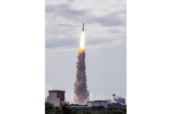 Il decollo del razzo vettore satellitare Ariane 6 dell'Agenzia Spaziale Europea (ESA) dalla sua rampa di lancio, presso il Centro Spaziale della Guyana a Kourou, nella Guyana francese, il 9 luglio 2024.