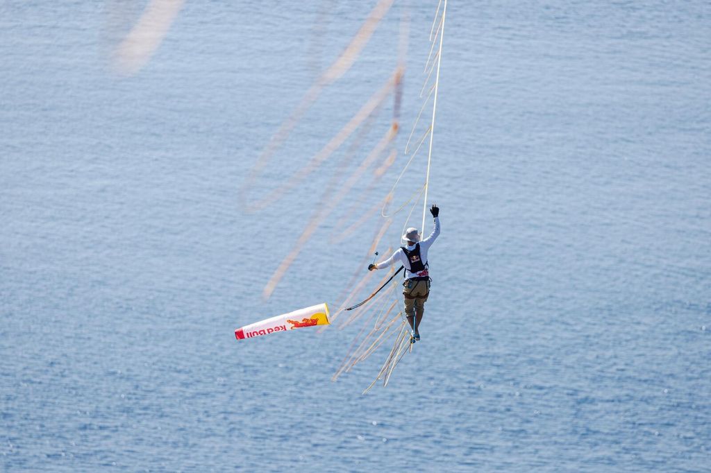 Attraversa lo Stretto di Messina a 260 metri di altezza. La scivolata e l'arrivo, l'impresa di Roose