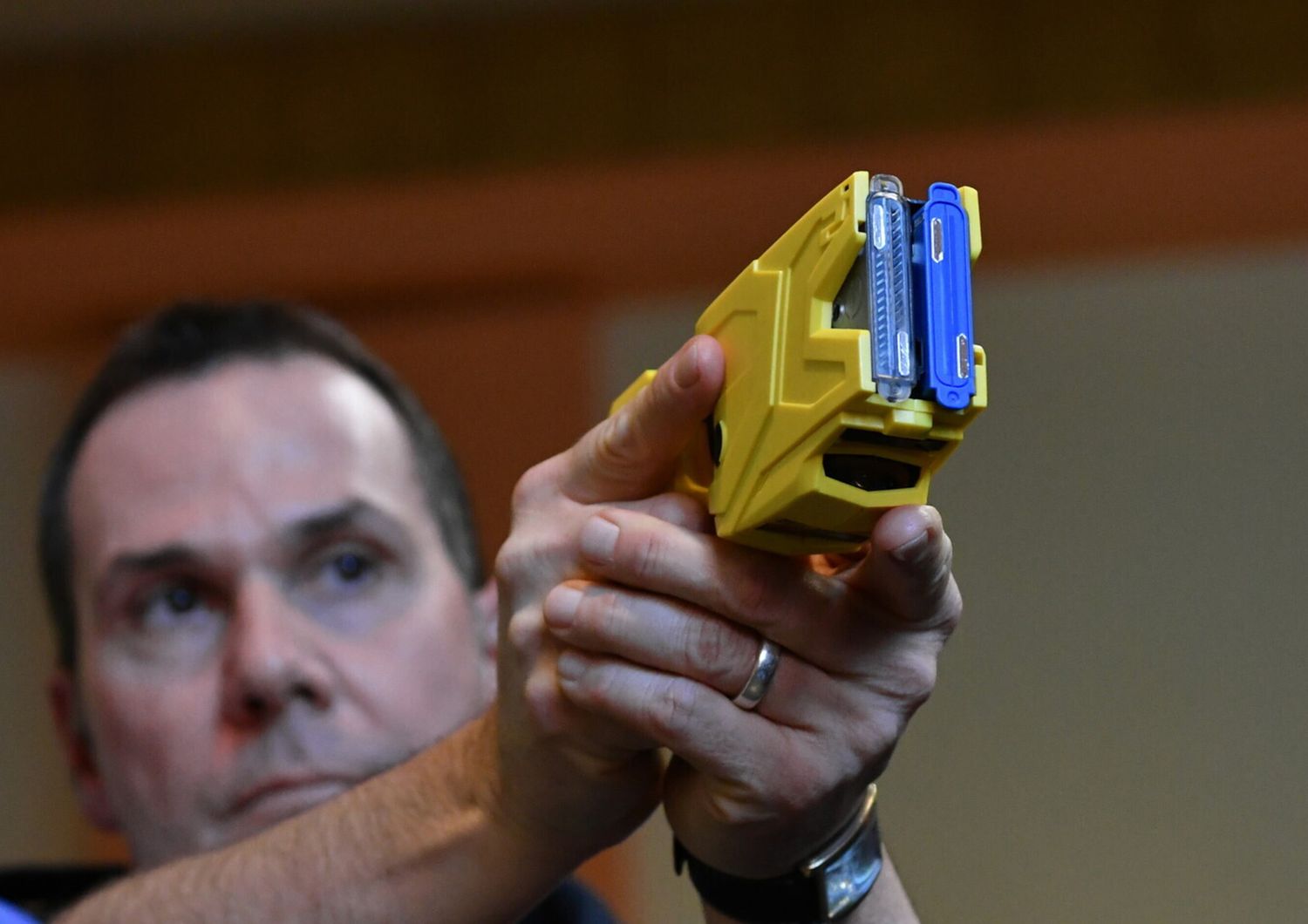 Colpito dal taser dei carabinieri, muore dopo un malore