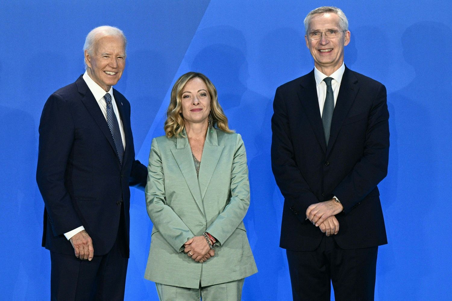 La premier Giorgia Meloni, il presidente degli Usa Joe Biden e il segretario generale uscente Jens Stoltenberg
