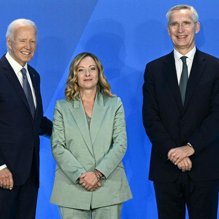 La premier Giorgia Meloni, il presidente degli Usa Joe Biden e il segretario generale uscente Jens Stoltenberg