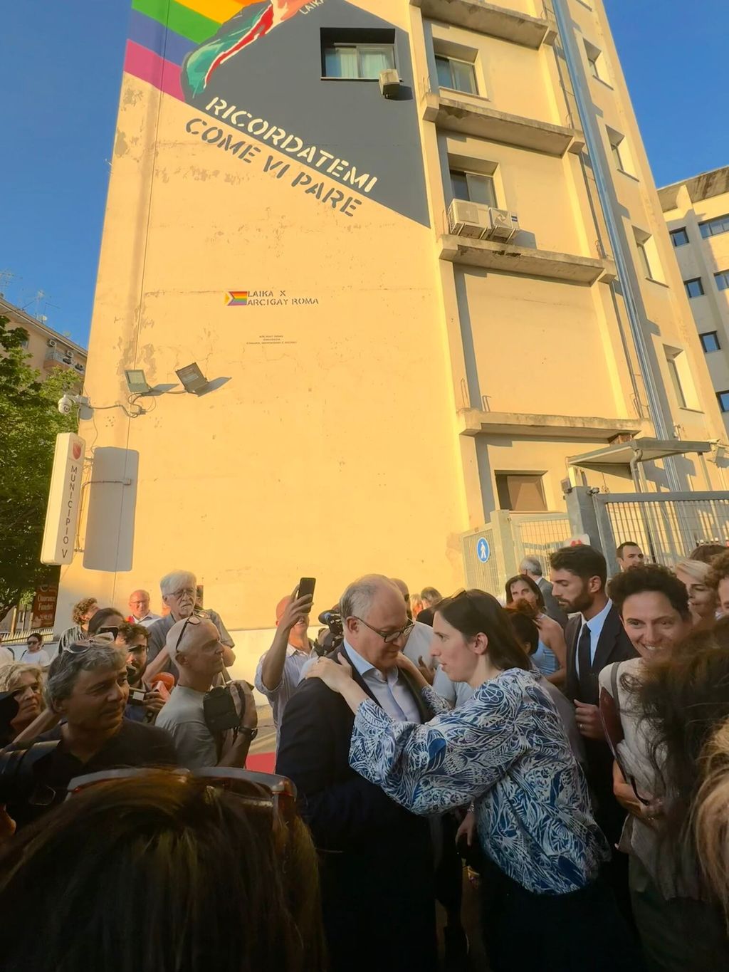 La cerimonia di inaugurazione del murale dedicato a Michela Murgia