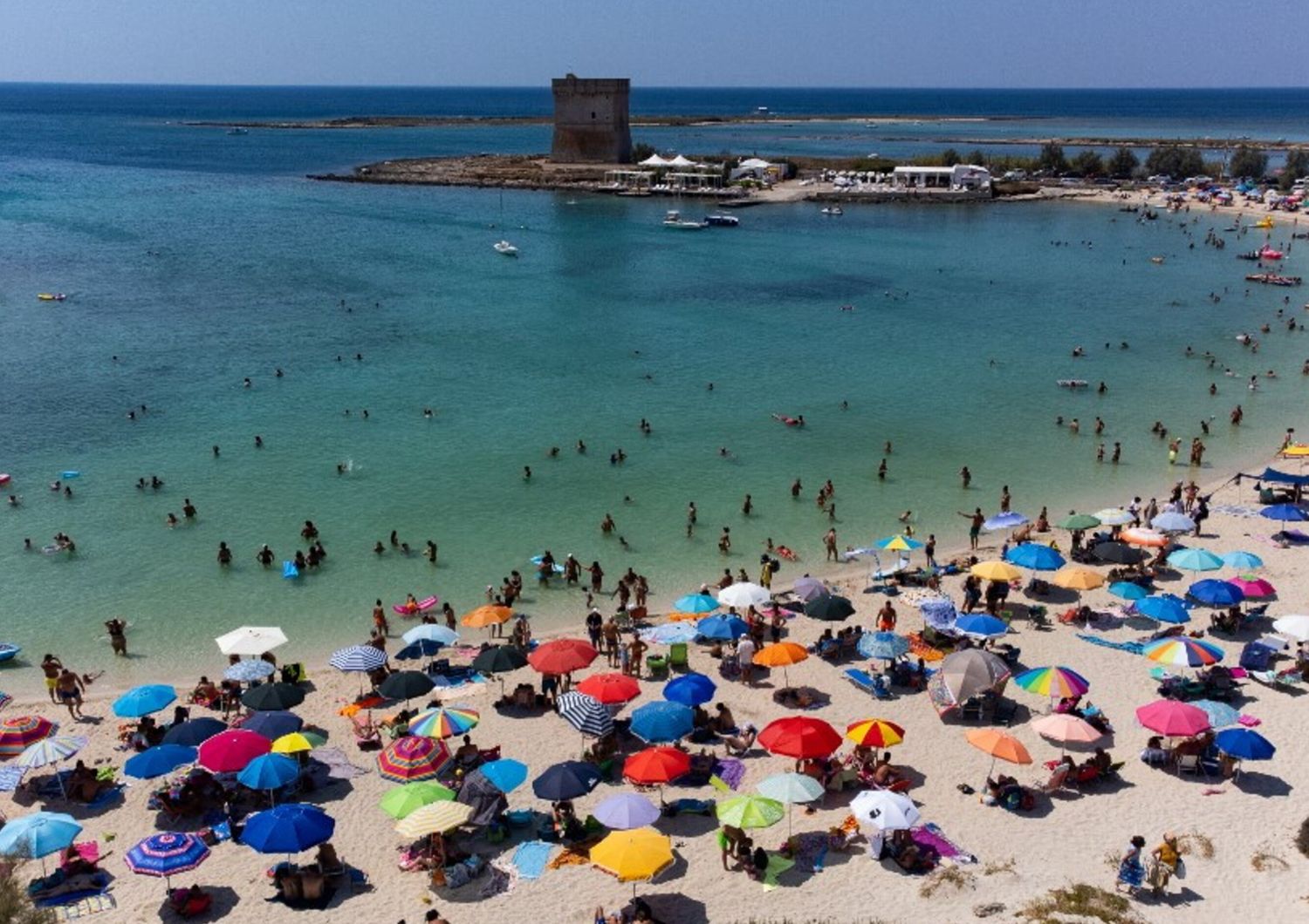 dodicenne violentata animatore turistico salento