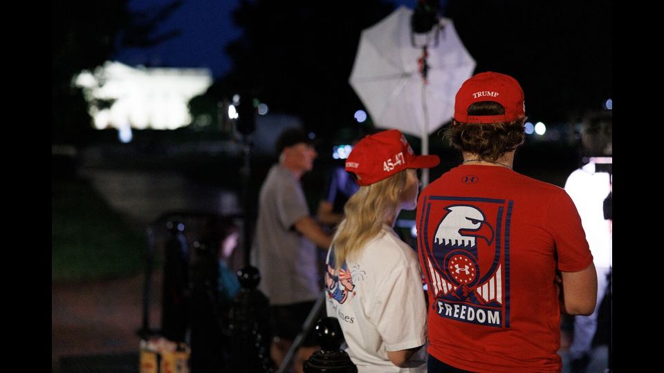 Sostenitori di Trump si radunano a Lafayette Square, nei pressi della Casa Bianca, transennata dalla polizia