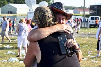 Sostenitori di Trump si abbracciano dopo l'attentato