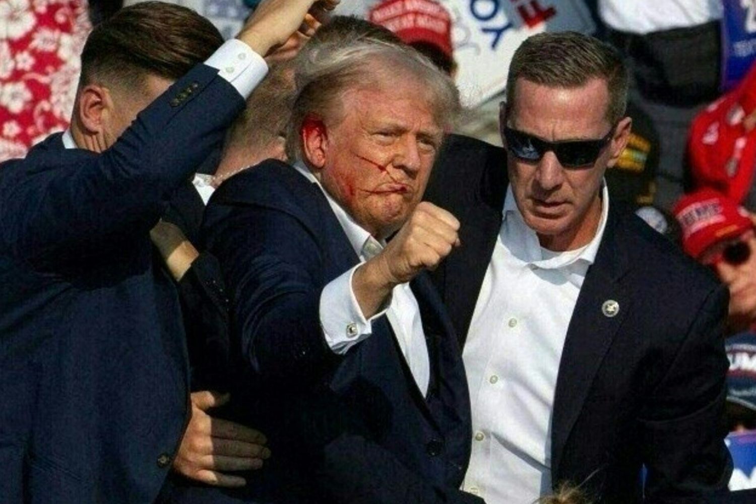 Trump alza il pugno davanti ai sostenitori dopo il ferimento