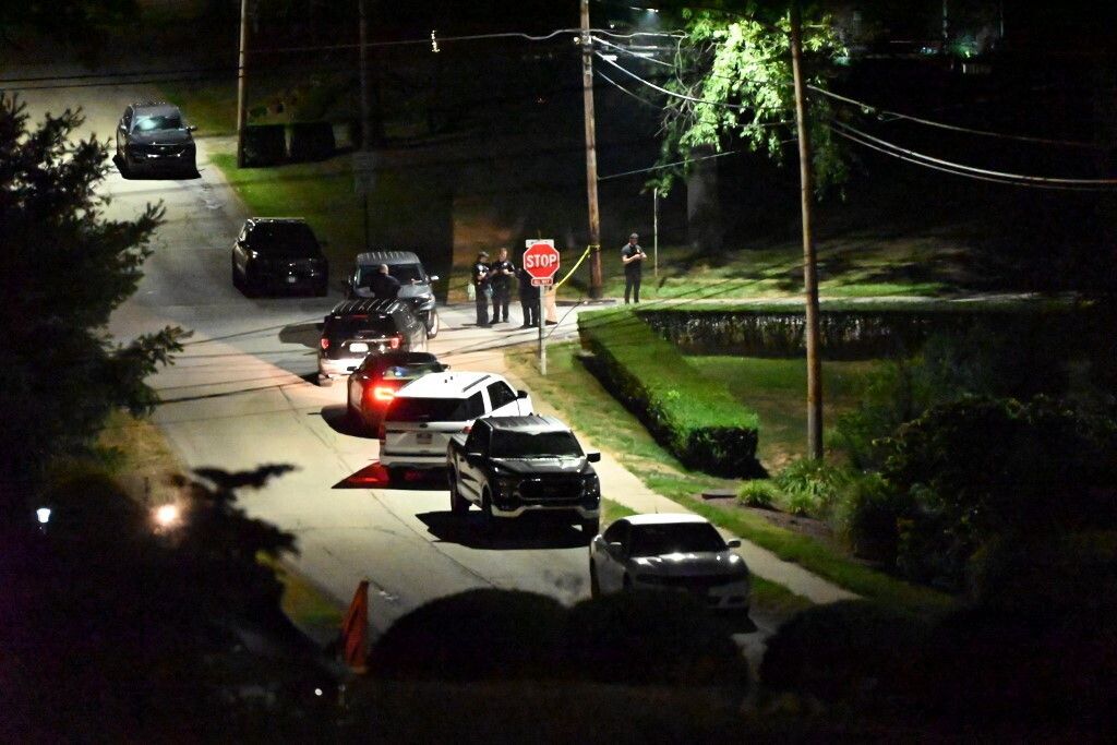 La polizia circonda la casa del 20enne Thomas Matthew Crooks su Milford Drive a Bethel Park, Pennsylvania