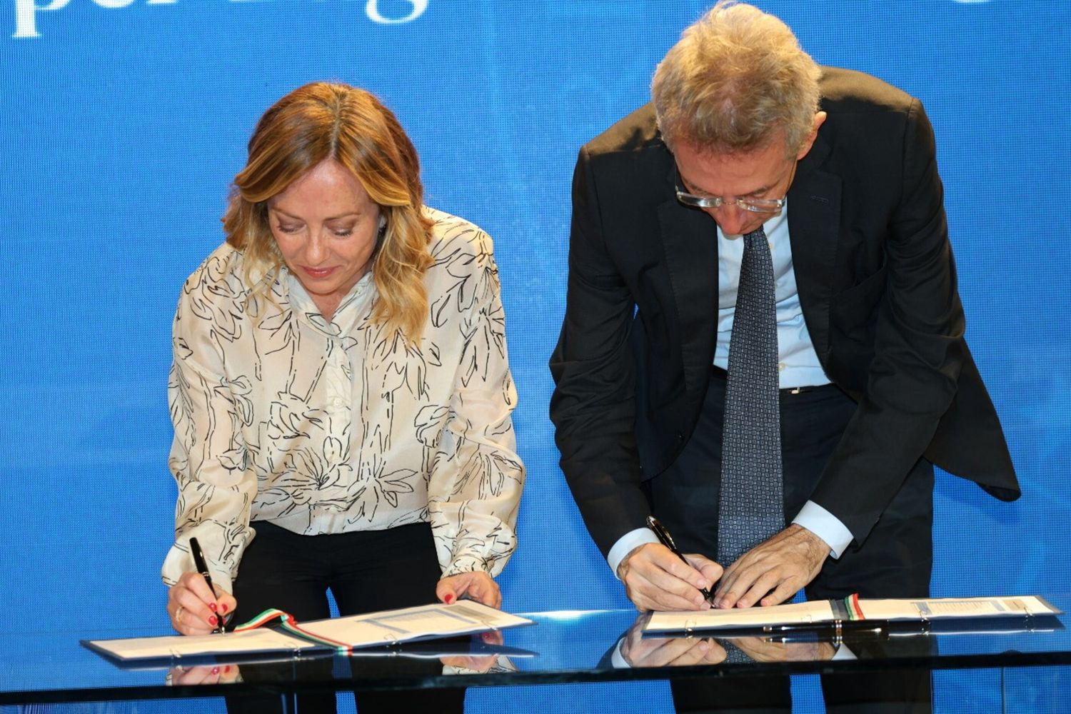 Meloni e Manfredi firmano l'accordo tra governo e comune di Napoli