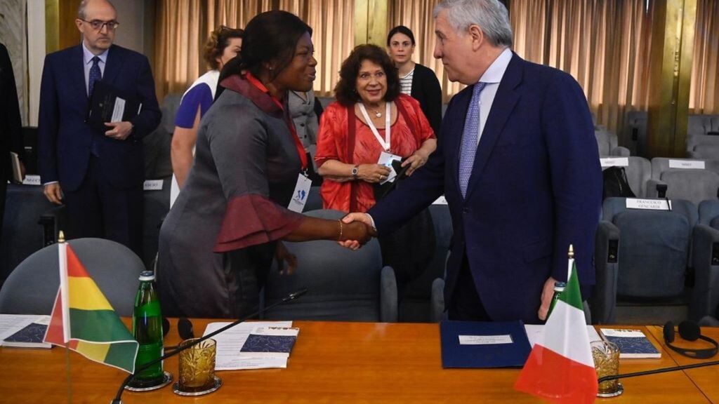 Le ministre des Affaires étrangères italien Antonio Tajani et la ministre de l'Environnement, de la Science, de la Technologie et de l'Innovation du Ghana, Ophelia Mensah