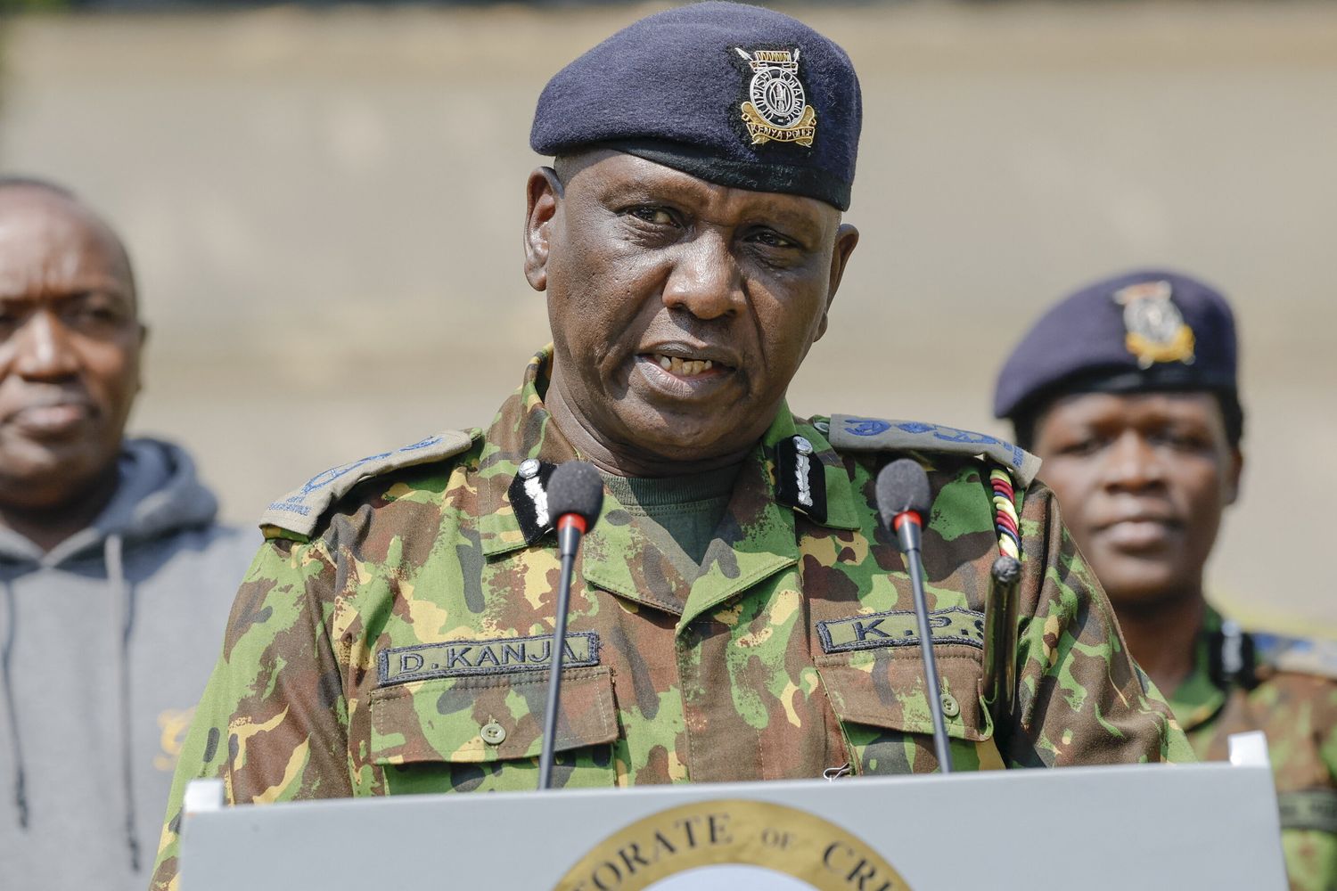 La conferenza stampa dell'ispettore Douglas Kanja sui delitti del serial killer arrestato