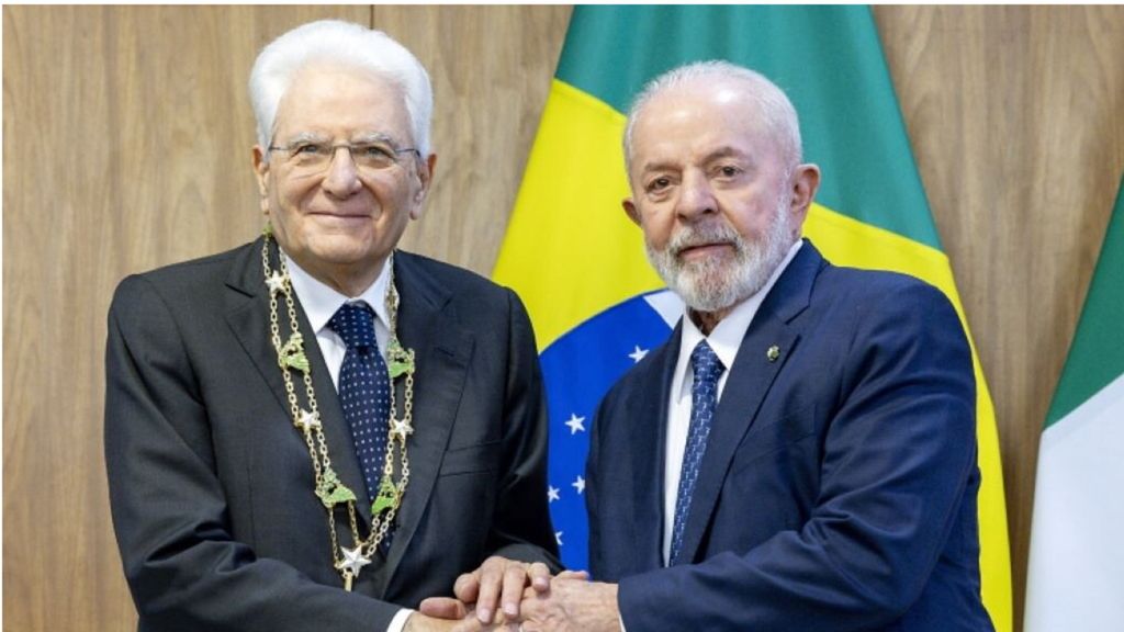 Le Président de la République Sergio Mattarella avec le Président de la République fédérative du Brésil Luiz Inácio Lula da Silva, immédiatement après avoir reçu l'Ordem Nacional do Cruzeiro do Sul.