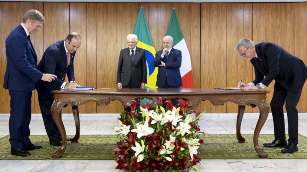 Le président de la République Sergio Mattarella et le président de la République fédérative du Brésil Luiz Inácio Lula da Silva assistent à la signature d'accords entre l'Italie et le Brésil.