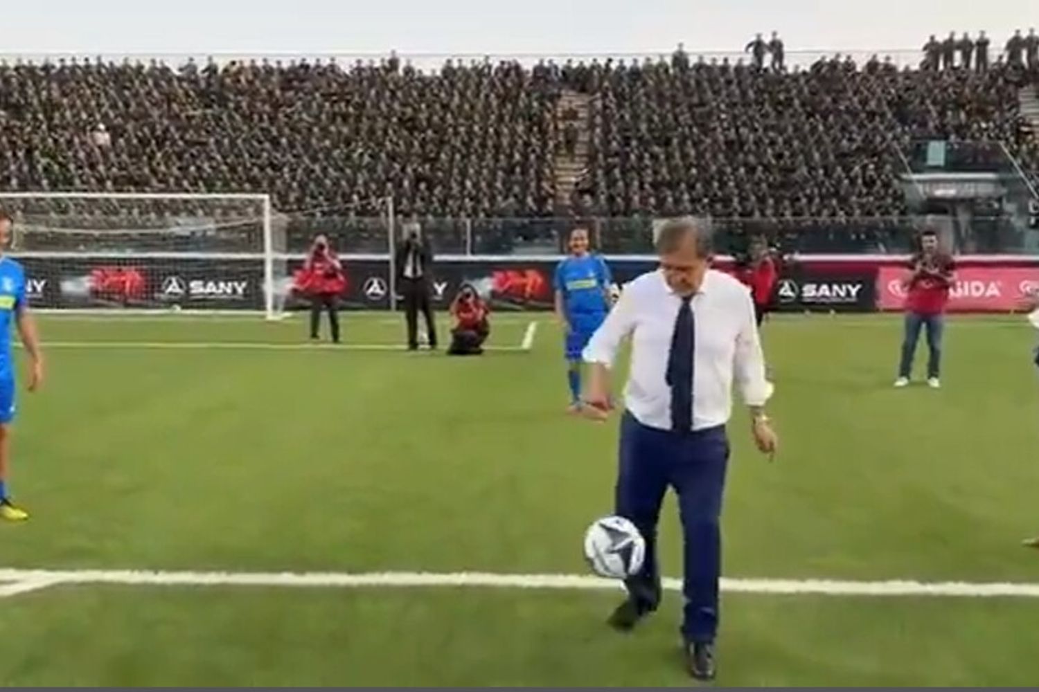 I palleggi di riscaldamento del presidente del Senato Ignazio La Russa