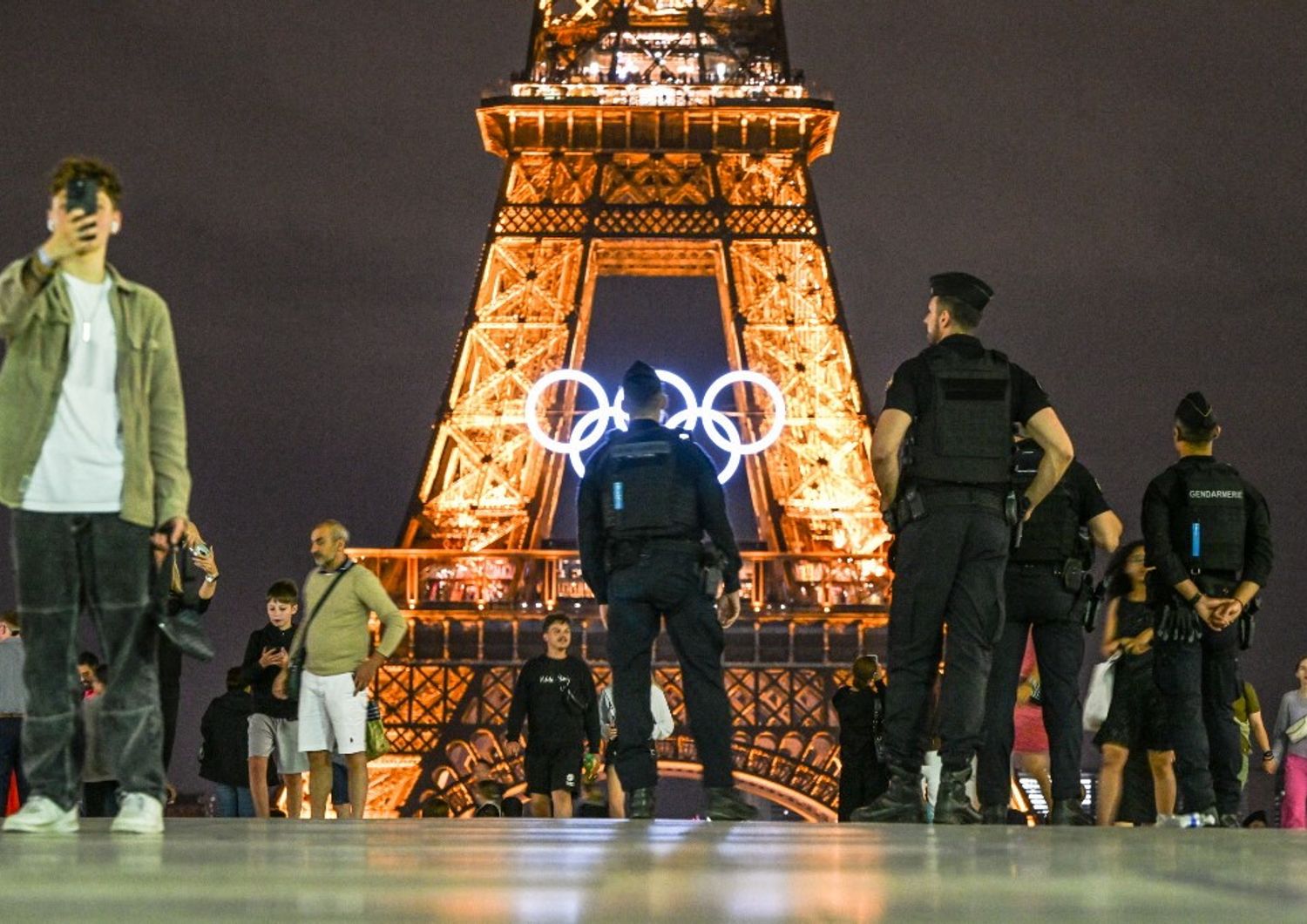 francia auto piomba su tavolini a parigi tre feriti